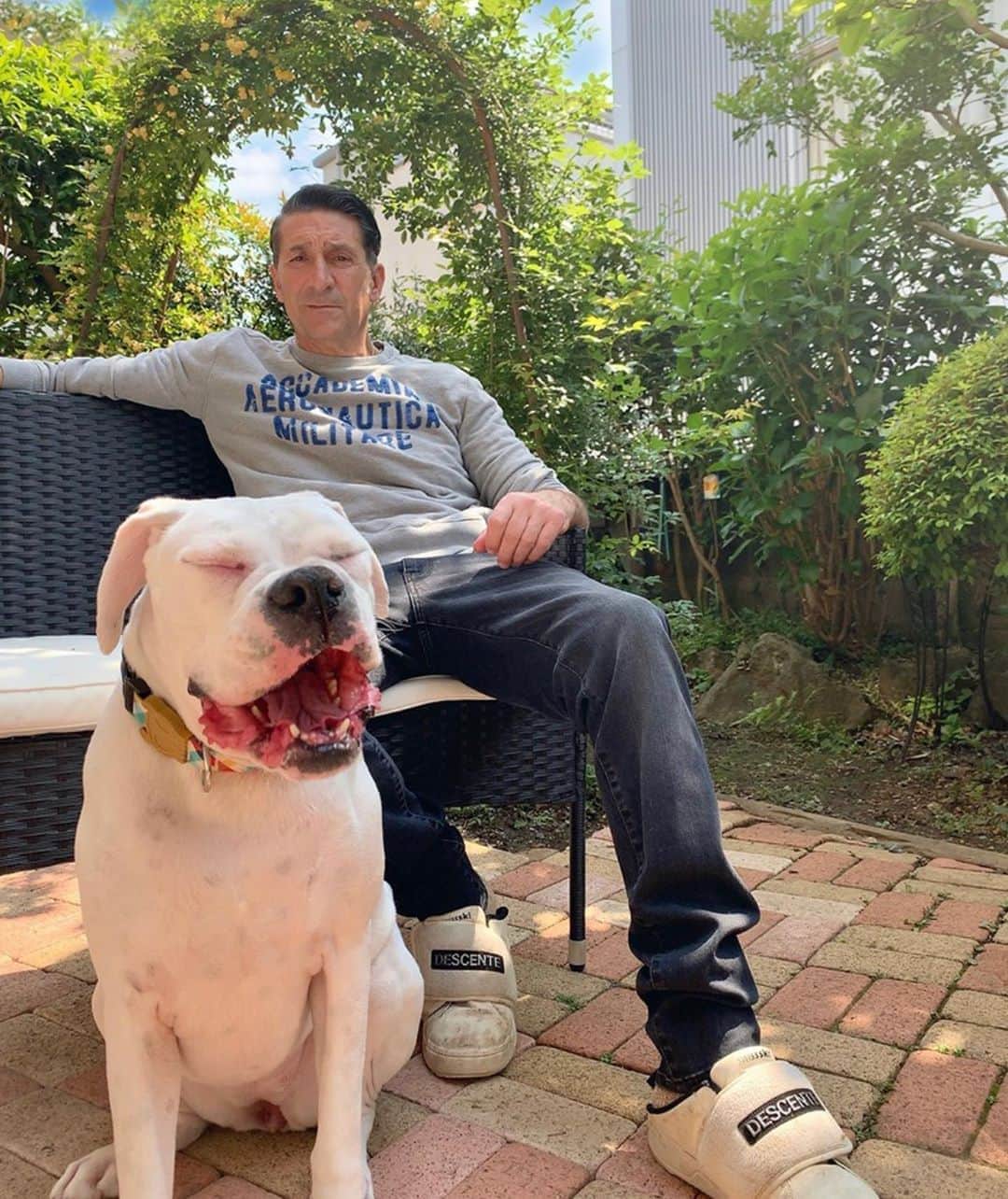 パンツェッタ・ジローラモのインスタグラム：「みんな元気？ ワタシも元気です(笑)  みんなと同じように、しばらくず〜っと家にいます。大変だね。 映画観たり、お酒飲んだり、ケンカしたり…… ということが多いかも。  おうち時間、飽きちゃったと思うけど、 もうちょっとだけ一緒に頑張りましょうね。 ずっと家にいたり、犬の散歩を繰り返す日々、やっぱりワタシのファッションも変わったネ。 今までいつもジャケットだったけど 最近はあまり着ないね。もっとカジュアルな格好しています。 たまにしか着なかったアイテムも楽しんでいます。 それと必ず、同じ格好しないようにしています。 家にいるといつも同じ格好、絶対ダメ!! 怠けモノになってしまいますからね。キチンとしましょう。 できれば運動もいいね。 ネットフリックス、アップル TV、アマゾンプライムで 映画やドラマを観るのもオススメですよ。昨日は、 「ジャッカス/クソジジイのアメリカ横断チン道中」を観ましたよ。このおウチ時間、本当、不思議。 時間あると、なにかと見る目が変わってきますよね。 だから、洋服もそう。使わないモノ、沢山あるな、と 思っていたけど、ゆっくり見ればまだまだ使える。 このタイミングにしかできない、思いつかない 格好を楽しんで過ごしてみるのもいいですよ。」