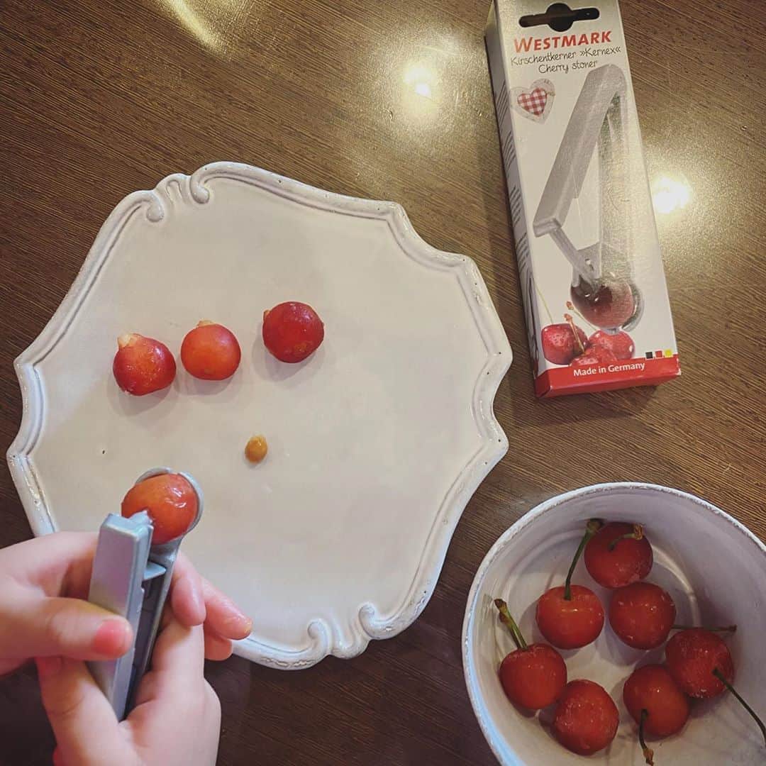 畑野ひろ子のインスタグラム：「さくらんぼ🍒 今日も暑いので、冷凍庫でシャーベットっぽく凍らせて。 次女は、さくらんぼの種抜きにハマってます。  もう2年前になるけど、 @momo_k1014 ちゃんに誘ってもらって　@patisserie.asakoiwayanagi 先生のお菓子教室に参加しました！その時に作ったさくらんぼのミルフィーユが忘れられない❤️❤️❤️」