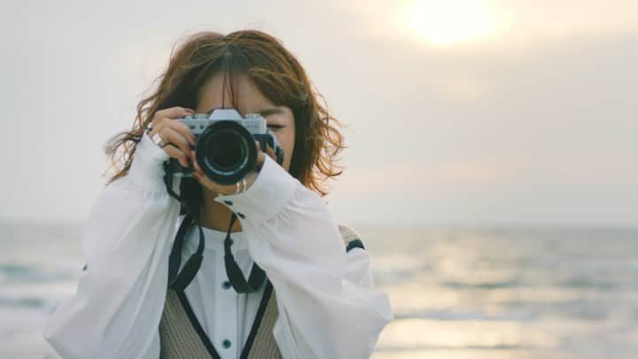 のインスタグラム：「富士フイルム主催の「”PHOTO IS"想いをつなぐ。10万人の写真展2020」に出展する為、私も写真を選ばせていただいていたのですが、本年はコロナウィルス感染拡大の影響を受け、開催が見送りになってしまいました。 開催が見送りになったのは残念ですが、写真を選んでいる際に昔の懐かしい写真を見つけ、その想いを動画にしてもらいましたので、是非ご覧ください！  皆さんもおうち時間の中で昔の写真を是非掘り起こしてみてください。きっと色んな、思い出と再会し素敵な時間を過ごせるはずです！ おうち時間が皆さまにとって、少しでも素敵な時間になりますように願っています。  #fujifilm#pr」