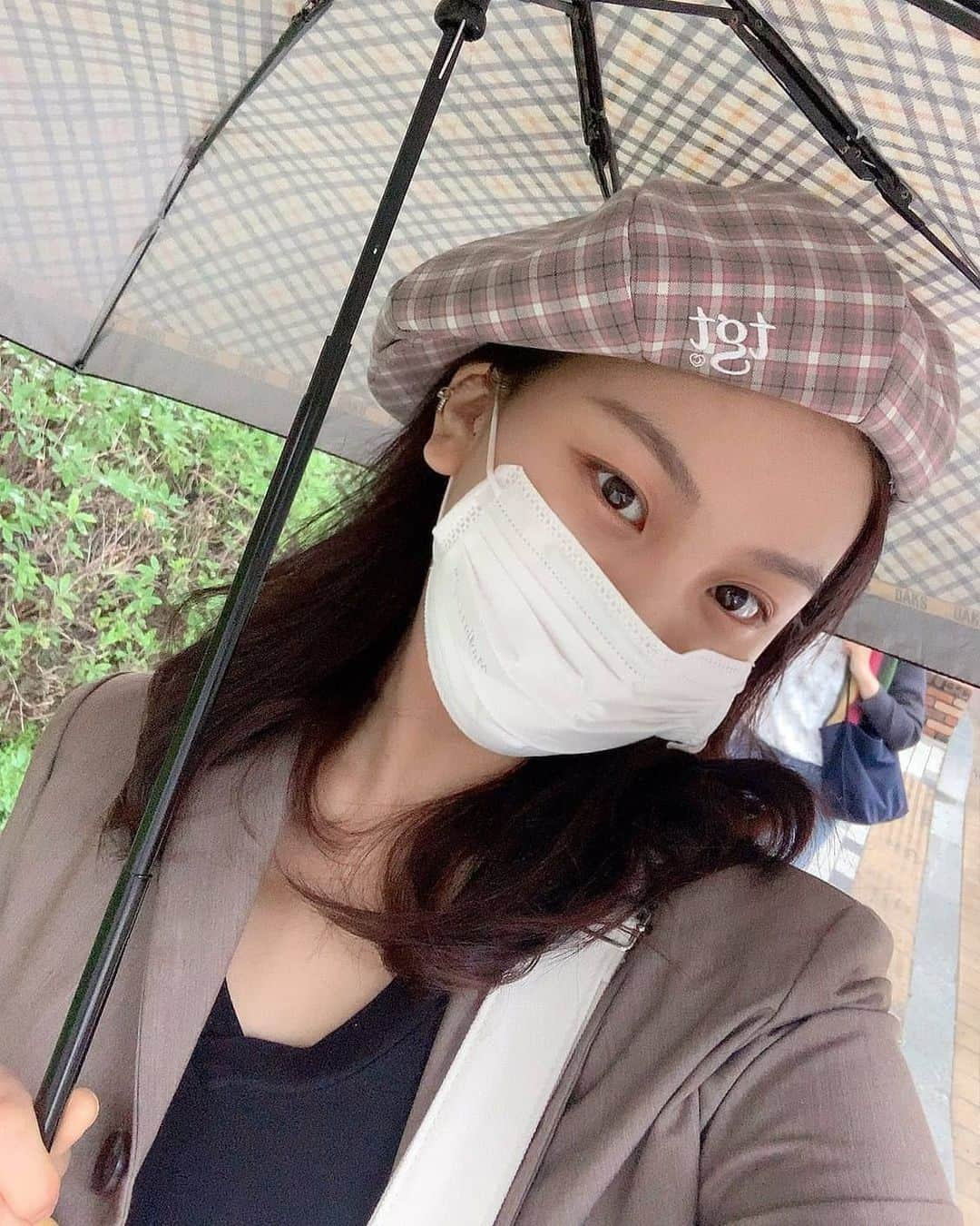 オムジのインスタグラム：「☂️😷잊지말고 꼭!챙기기이 #여자친구 #엄지 #GFRIEND #UMJI」