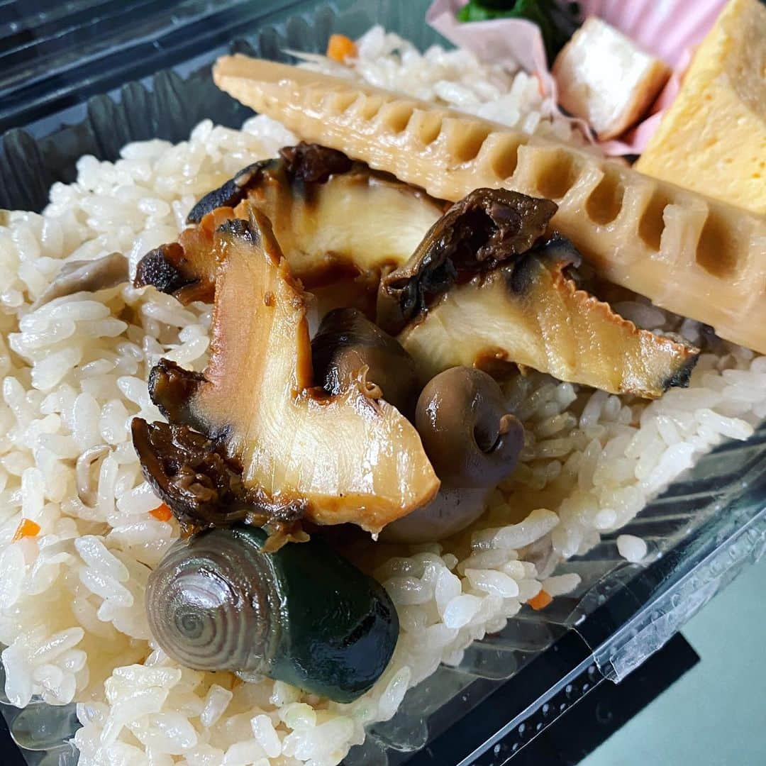 TOGGYさんのインスタグラム写真 - (TOGGYInstagram)「朝食を抜いたので 少し早めの食事🍽  サザエご飯弁当480円！  コスパがヤバいって。」5月15日 11時09分 - dj_toggy