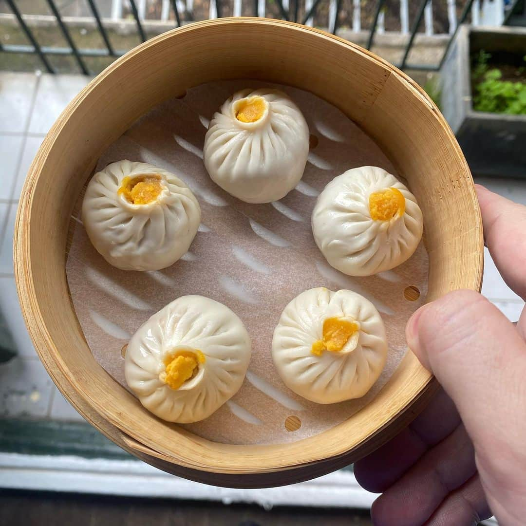 Symmetry Breakfastさんのインスタグラム写真 - (Symmetry BreakfastInstagram)「Another day, another dumpling 🙌🏼 I can’t speak Chinese yet but I can make a xiao long bao 小笼包 (although with a pretty high failure rate, these were the 10 that made the cut) classic pork topped with a golden nugget of egg yolk to cover all sins 👌🏼 I’ve had a hectic week starting the process of setting up my new studio where I’ll be properly recording better videos with a team and Mark will be making cameos like Jeffrey does with Ina Garten ❤️ More to come... #symmetrybreakfast」5月15日 11時23分 - symmetrybreakfast