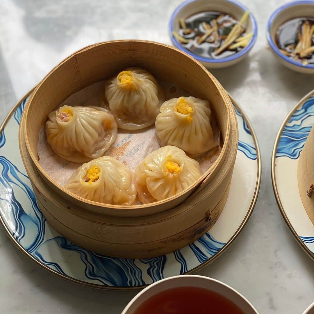 Symmetry Breakfastさんのインスタグラム写真 - (Symmetry BreakfastInstagram)「Another day, another dumpling 🙌🏼 I can’t speak Chinese yet but I can make a xiao long bao 小笼包 (although with a pretty high failure rate, these were the 10 that made the cut) classic pork topped with a golden nugget of egg yolk to cover all sins 👌🏼 I’ve had a hectic week starting the process of setting up my new studio where I’ll be properly recording better videos with a team and Mark will be making cameos like Jeffrey does with Ina Garten ❤️ More to come... #symmetrybreakfast」5月15日 11時23分 - symmetrybreakfast