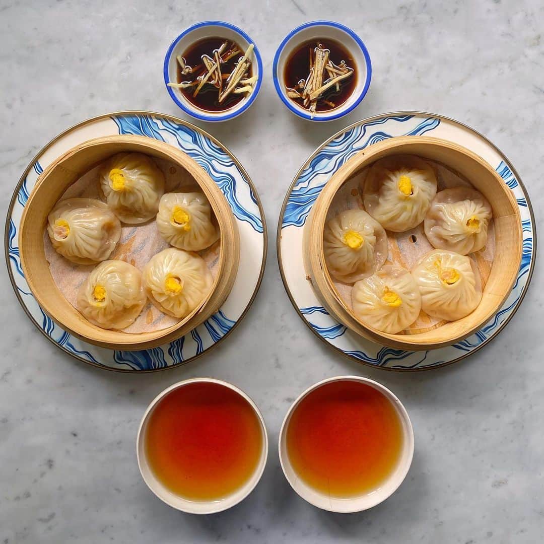 Symmetry Breakfastのインスタグラム：「Another day, another dumpling 🙌🏼 I can’t speak Chinese yet but I can make a xiao long bao 小笼包 (although with a pretty high failure rate, these were the 10 that made the cut) classic pork topped with a golden nugget of egg yolk to cover all sins 👌🏼 I’ve had a hectic week starting the process of setting up my new studio where I’ll be properly recording better videos with a team and Mark will be making cameos like Jeffrey does with Ina Garten ❤️ More to come... #symmetrybreakfast」