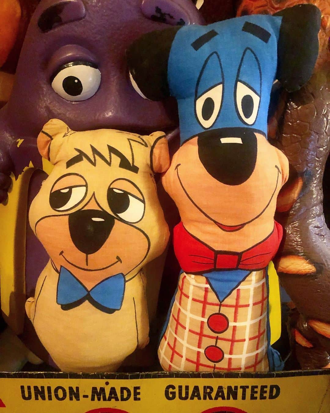 大川知英のインスタグラム：「70's HUCKLEBERRY HOUND & BOO BOO Pillow Doll 🇺🇸 ショーケースから引っ張り出してきたズッポシ な2人🌞takatsubaseではふるかぶなハックルとブーブー🧘🏼‍♂️ グリマス含め目が垂れ目が可愛いんだな〜🚬upi-🤡❗️ #pillowdoll #huckleberryhound #booboo #70s#ショーケースからズッポシ#垂れ目好き #ピロードールは何個あってもいい #ふるかぶな2人#vintage#upi#amecajiboys #takatsubase#アメトイ部#youtube」