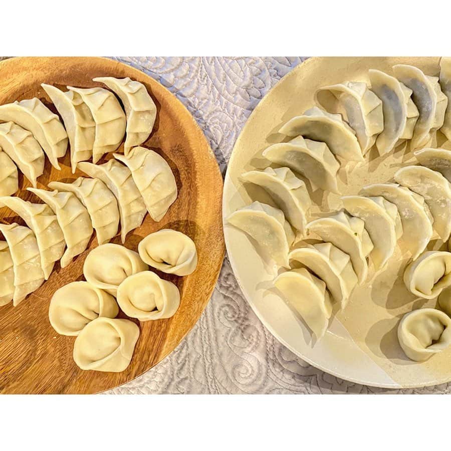 中田奈沙さんのインスタグラム写真 - (中田奈沙Instagram)「#stayhome 自粛生活中に、一体何回餃子食べているのだろう。笑 好きだから仕方ない🥟 今回は焼き餃子、水餃子と。 タネは黄ニラとパクチーと2種。 皮は絶対的お決まりの @offcraftworks_houeidou.n.f  #奈沙ごはん #おうち時間  #cooking #dumplings #gyoza #foodie #foodstagram #instafood #foodporn #foodpic #foodgasm #chinesefood #chinese #dimsum #餃子 #焼き餃子 #焼餃子 #水餃子 #手料理 #点心 #邦栄堂製麺 #料理 #中華 #餃子部 #おいしい #包 #パクチー #パクチー餃子 #自粛生活」5月15日 11時25分 - nasa_nakada