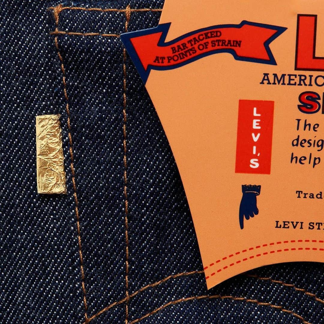 Levi's Japanさんのインスタグラム写真 - (Levi's JapanInstagram)「Levi’s® Vintage Clothing  Golden Ticket 501® Jeans  リーバイス® ビンテージ クロージングは、ジーンズの誕生日である5月20日に、『レッドタブで遊ぶ！1971年モデル501®』を世界限定501本発売します。  レッドタブは年代によって仕様が変更されてきました。1971年には、レッドタブに入っている「LEVI’S」の文字が「Levi’s®」という小文字表記へと、徐々に移行していった年です。その後、それぞれ変更前を「ビックE」、変更後を「スモールe」という愛称で親しまれるほど、大きな転換期となりました。1971年に生産された501®は、唯一スモールeとビックEのレッドタブの両方が生産された特別なモデルとなりました。  今回、ジーンズの誕生日を祝し、レッドタブの仕様が「Levi’s®（スモールe）」に変更された1971年モデルの501®を、世界で501®本限定で復刻しました。さらに、501本のうち５本限定で、「LEVI’S（ビックE）」が含まれています。501本すべてのレッドタブ自体がくじになっており、購入して金箔をとらないとどちらに当たるかわからない仕様になった遊び心溢れる１本です。(オリジナルトートバッグがついて販売されます)  1971年501®は、リーバイス® ビンテージ クロージングで初めて復刻されるモデルで、 生地は、2017年に閉鎖されたアメリカ・コーンミルズ社ホワイトオーク工場のセルビッジデニムを使用。1966年モデルよりも少し細身で、ウエスト周りに丸みがあり、裾に向かってテーパードしたシルエットです。  どちらに当たっても世界限定501®本の1971年モデル501®をどうぞお楽しみください。発売開始は、2020年5月20日より、リーバイス公式オンラインストア、原宿フラッグシップストアのみでの限定本数販売となります。  販売価格66,000円（税込）  #LiveInLevis #Levis #levisvintageclothing #levis501 #リーバイス #ジーンズ #ジーンズコーデ #デニム #デニムコーデ」5月15日 11時29分 - levis_japan