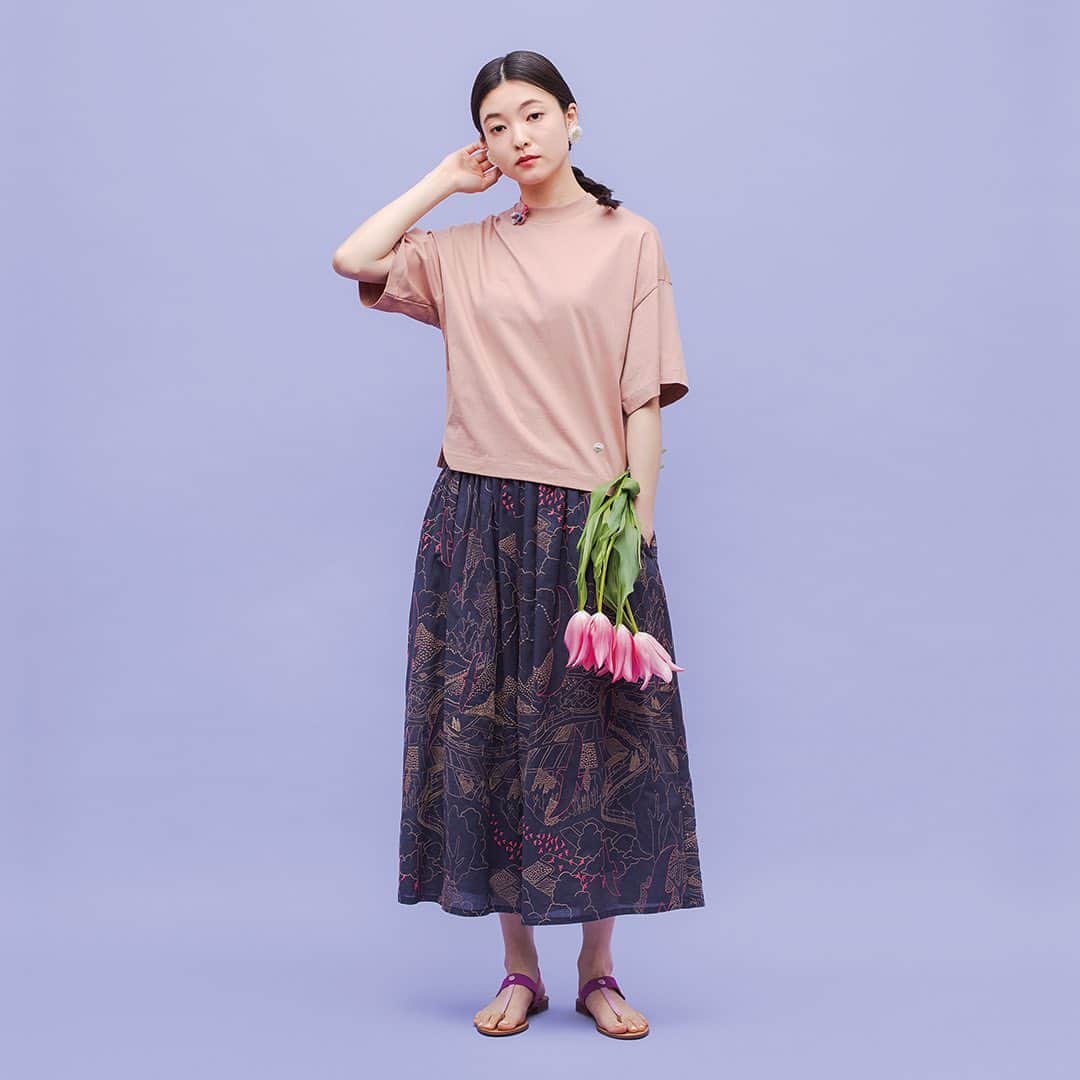 marbleSUD(マーブルシュッド) のインスタグラム：「お花の刺繍がワンポイントに。プチフラワー スリットTee大人気です！ネイビーとピンクの色合わせも◎今回のLOOK BOOKも、スタイリストの遠藤リカさんが担当してくださいました。」