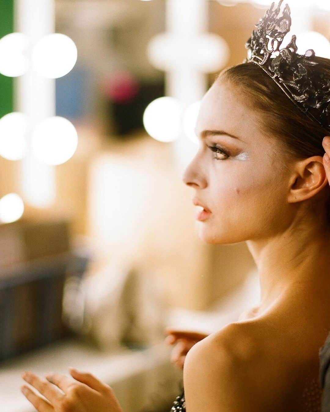 ロダルテさんのインスタグラム写真 - (ロダルテInstagram)「#TBT: On set fitting photographs with @natalieportman for the Black Swan ballet costumes designed by @kateandlauramulleavy (ph: Autumn de Wilde). #rodarte #blackswan #ballet #dance #swanlake #natalieportman #costumedesign #tutus」5月15日 11時39分 - rodarte