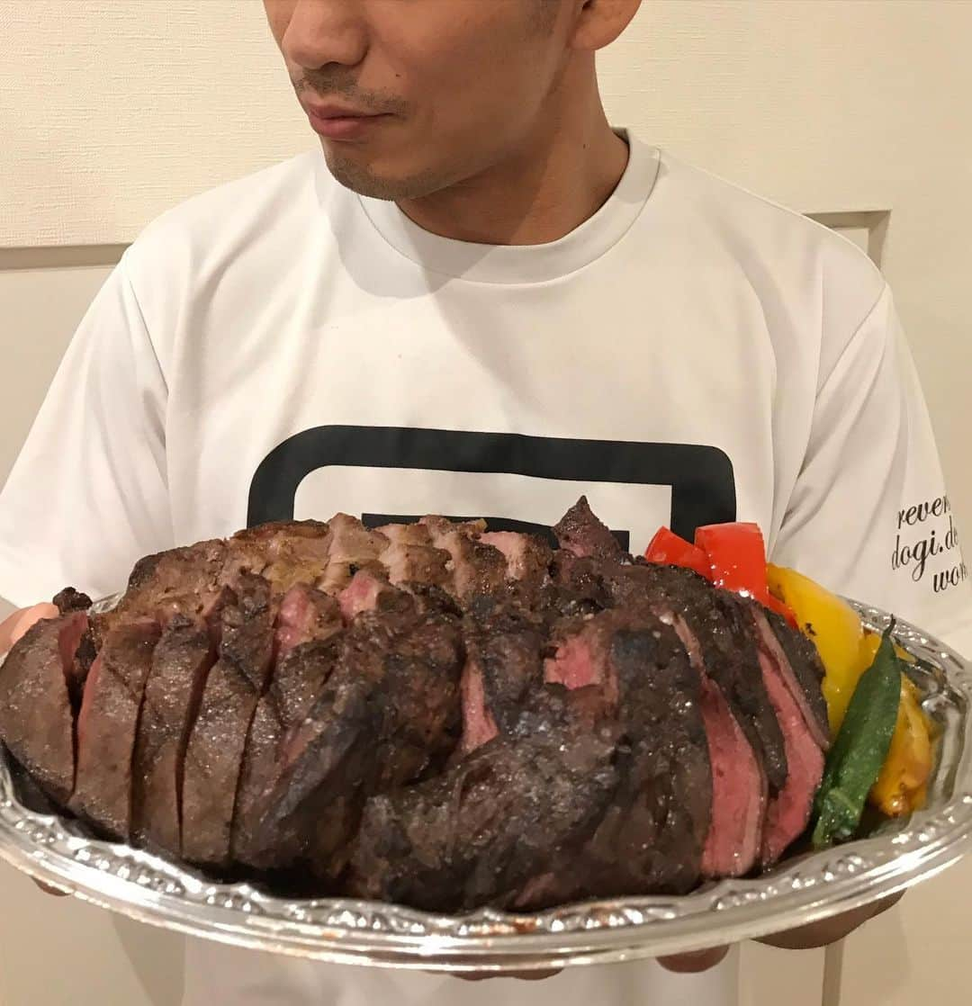 所英男さんのインスタグラム写真 - (所英男Instagram)「武蔵小杉にある「steak house T8」ついにテイクアウト始まりました！！牛タンにサガリ、そして普段はおいてないイベリコ豚！家で美味しいお肉を食べれて最高でした！　#t8 #武蔵小杉　#法政通り」5月15日 11時44分 - tokorohideo