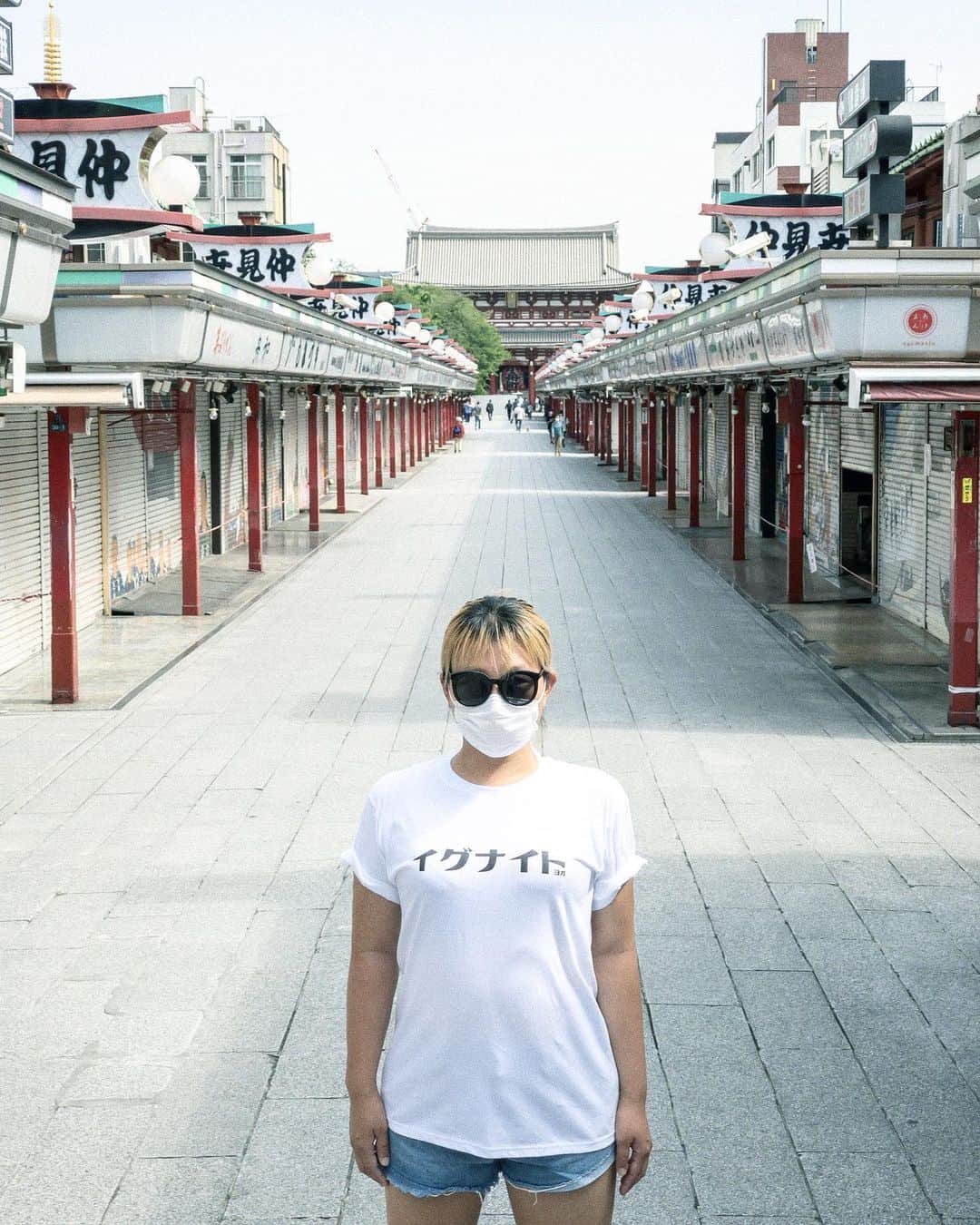 のインスタグラム：「今日で40歳になりました。最初の長寿の祝いが40歳で初老というそう。セーラー服を着ていた頃は、四十にもなればCHANELのツイードスーツやETROのペーズリーを小粋に首に巻いてるのかと思っていましたが、こうです。ignite my heart from now on. happy birthday to me.」
