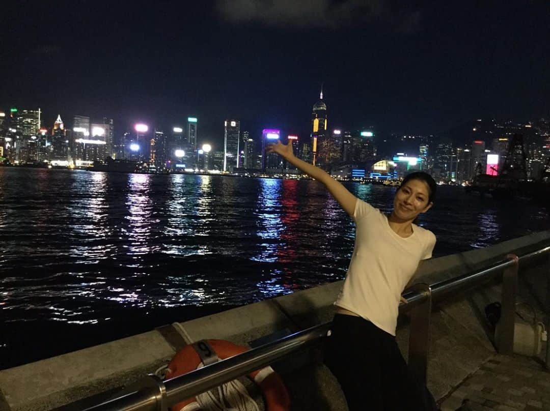 日高大地のインスタグラム：「Fun memories of 3 years ago﻿ In Hong Kong﻿ ﻿ 楽しかった旅シリーズ😌続き。﻿ ﻿ 1.ヴィクトリアハーバーの夜景﻿ 2.香港夜市﻿ 3.地元で有名なローカルなお粥屋さん。鮑がゴロゴロ入って美味しい！﻿ 4.街の風景  香港は日本から近いし、どこに入っても飲茶が最高に美味しい😍﻿また気軽にビューンと行きたい国🇭🇰✨ ﻿ ﻿ #travel #travelgram #instatravel #travelphotography #旅写真#旅スタグラム#海外旅行#香港#hongkong#飲茶」