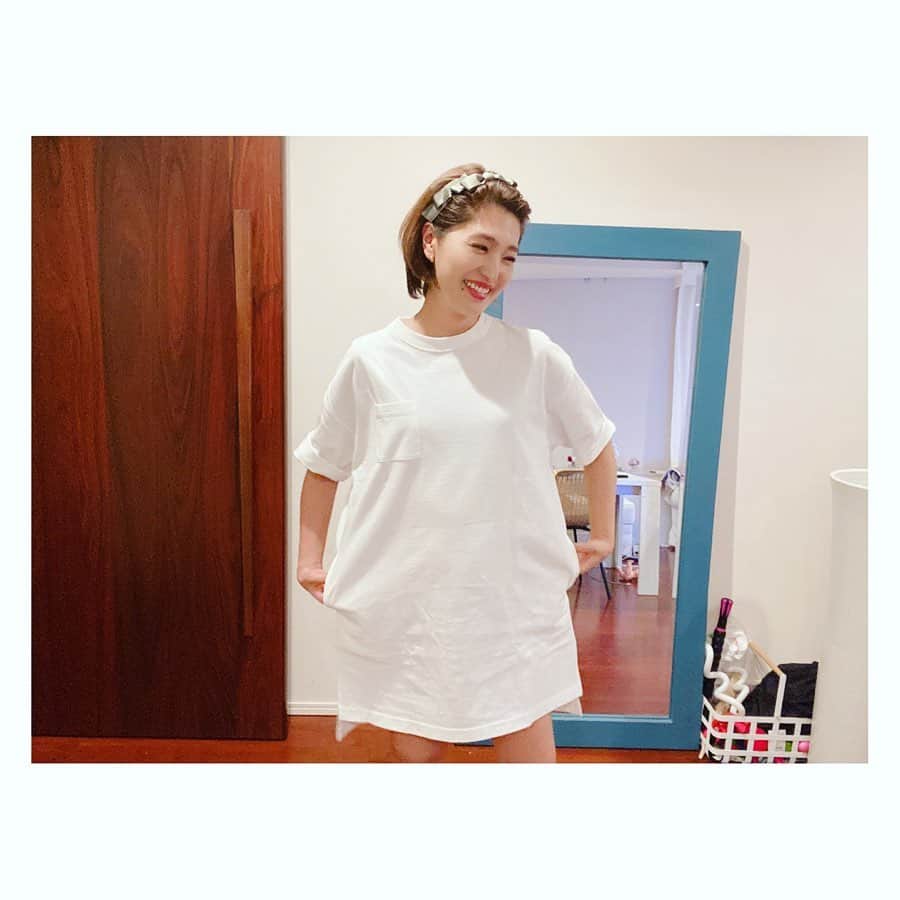 廣瀬規子のインスタグラム：「お家ではそのまんまで着れて、 お外ではパンツやスカートにサラッと合わせられるようなTシャツワンピ。 ・ @the_weekend_hotel のもの。 ・ 襟や袖の開き感が、 なんとも着る人を華奢にみせてくれる気がする〜🤭 ・ そして、ポケットが両サイドにあるのもポイント高し❣️ ・ 今日はサテン素材のパンツと合わせてみました💕 ・ 2枚目の動画は、最近我が家で流行っている『結婚してください』ごっこ。娘のあまりの反応の良さに、ビックリ😳😂 ・ お返事、早め〜っ❗️🤣 ・ #theweekendhotel  #ホテルライク #ホテルライクな暮らし #ここのパジャマも可愛い #しかしお元気なお嬢さん #3歳女の子 #女の子ママ #素直って良いな」