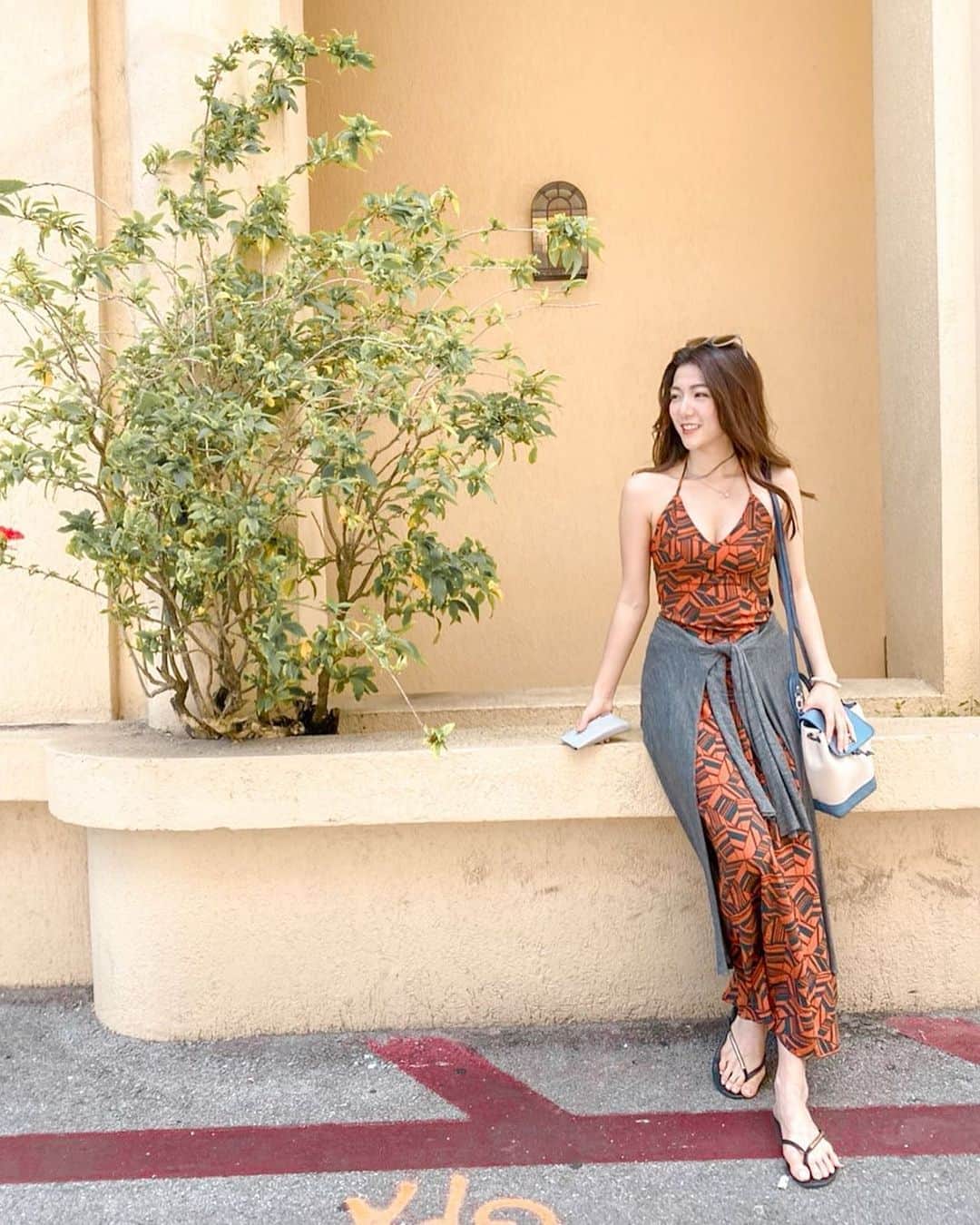 淡輪優希のインスタグラム：「ここまでいろんなことが制限されると本当にやりたいこと、会いたい人が明確になる。﻿ ﻿ ・スポーツ観戦﻿ ・旅行﻿ ﻿ これは絶対やれなかった分やれるようになったら思いっきり。﻿ ﻿ そして﻿ ・#ウェディングサロン  もはじめます🕊💜﻿ それに伴ってインスタアカウント作成しました！ 👇👇👇👇 《 @emah_wedding 》 フォローしてね〜☺️💐 ﻿ #ウェディングドレス や小物の貸し出し、#前撮り や当日までの諸々のアテンド、いろんな事を私の持てるだけの知識とコミュニティを駆使して#プレ花嫁 のお手伝いをするんだ〜。﻿ たくさんは受けずに、1年に数件その方々にじっくり時間を使えるように🌿﻿ ﻿ 今年は5.6.10.11.12月のを担当する予定が、、ほとんどが延期になってしまったので、お手伝いできるのは2.3件だけど、秋に向けて少しずつはじまってきて、ワクワクドキドキ💓﻿ 絶対ステキな式にしよう！！！！！💪﻿」