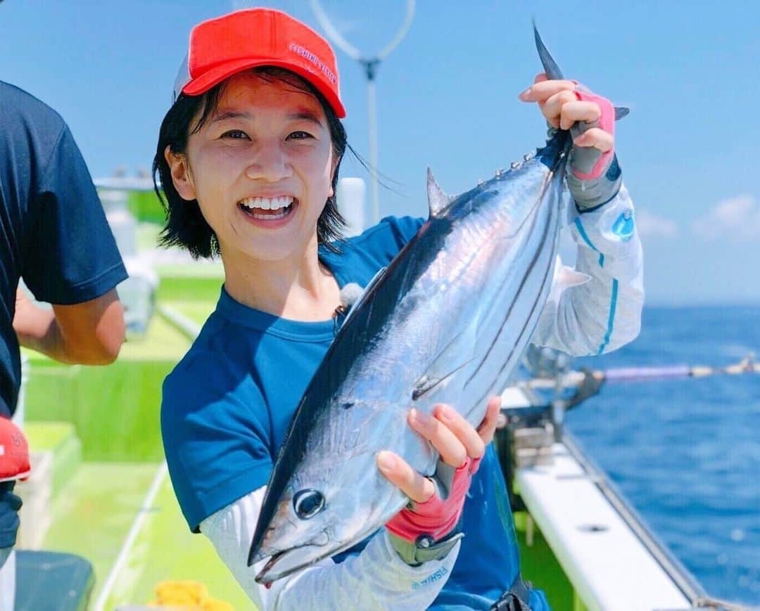 太田唯さんのインスタグラム写真 - (太田唯Instagram)「#釣り写真 過去pic﻿ ﻿ ﻿  本日の広報活動〜🚨 ﻿ 今日の写真は﻿ 毎年最高に楽しみにしている夏のカツオ釣行の写真〜！！！ これはプライベート釣りで行った時かな？🤳🌈💫﻿ ﻿ ﻿ 2年前、釣りをはじめて4回目くらいで カツオ釣りに挑みました(笑) それ以来大好きな釣り。 今年もシーズンがくるの楽しみです ﻿ カツオマグロは関爆ロケでもお世話になった、﻿ 葉山鐙摺港のたいぞう丸さんにお世話になることが多いです🎣🌈 ﻿チームたいぞう丸って感じで常連さんもとっても親切で心強いの✊⚡️ ﻿ ﻿ ﻿ #釣り#釣り女子﻿ #カツオ #夏 #風物詩  #釣り好きな人と繋がりたい  #夏の思い出  #写真 #湘南 #釣りスタグラム  #fishing」5月15日 11時57分 - yuiohta.official