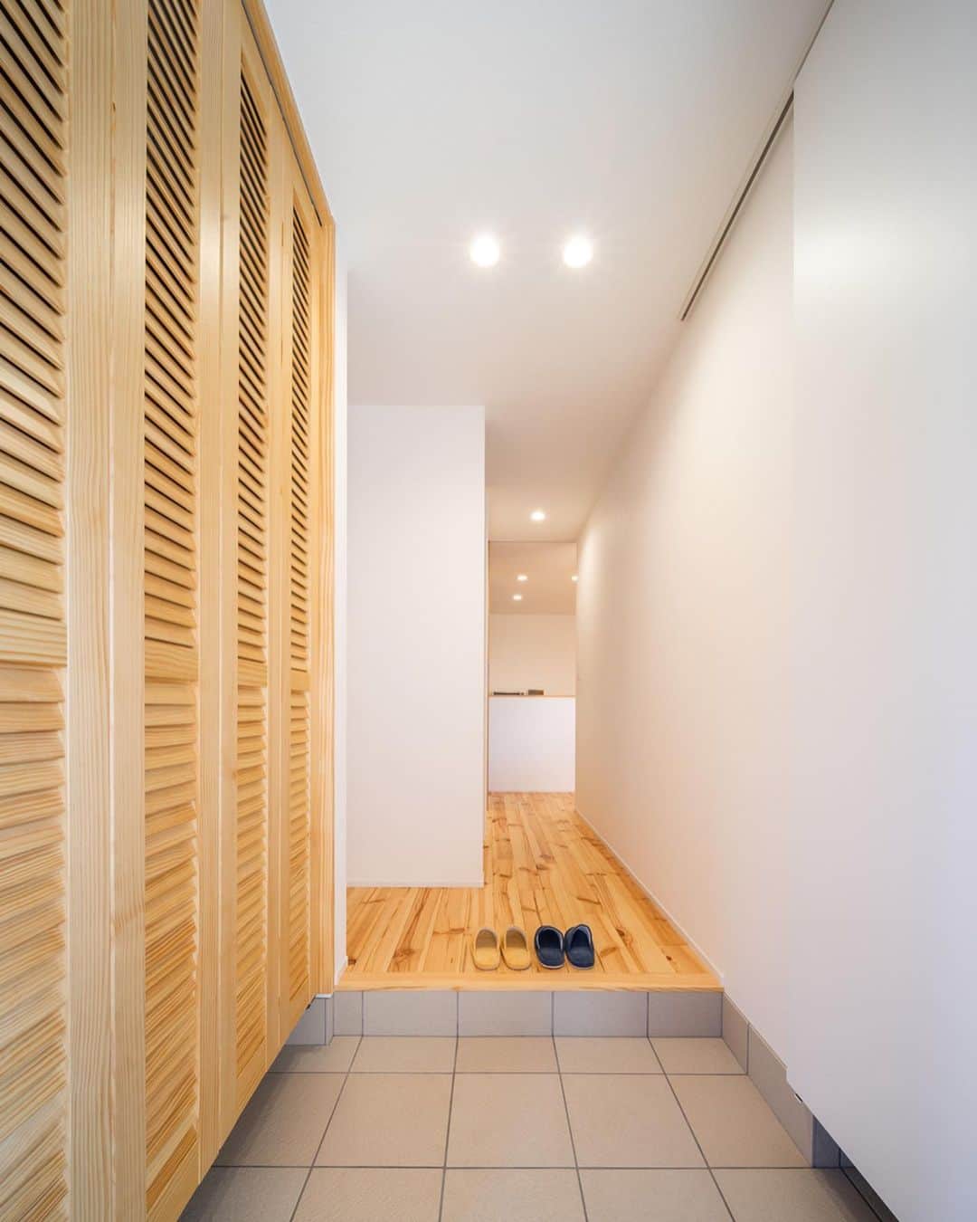 ルポハウス一級建築士事務所さんのインスタグラム写真 - (ルポハウス一級建築士事務所Instagram)「・ ・ ・ 白と木でまとめられた、無駄のない玄関。 ・ 開閉に場所をとらない引き戸式で、通気性抜群のルーバー扉を用いたシューズクロークが、大量収納を実現。 ・ ・ ・ 𓐌𓐌𓐌𓐌𓐌𓐌𓐌𓐌𓐌𓐌𓐌𓐌𓐌𓐌𓐌𓐌𓐌𓐌  ルポハウスの施工事例はこちらまで☞ @reposhouse  𓐌𓐌𓐌𓐌𓐌𓐌𓐌𓐌𓐌𓐌𓐌𓐌𓐌𓐌𓐌𓐌𓐌𓐌 #ルポハウス は#ちょっとかっこいい家 を"友人のために" という思いでつくっています。 一生に一度の#マイホーム。 「あなたにしかできない」×「ルポハウスだからできる」で、 私たちだけの#家づくり を思いっきり楽しんでみませんか？！ ・ ・ ・ #住宅 #注文住宅 #新築一戸建て #デザイナーズ住宅  #一級建築士事務所 #設計事務所  #滋賀県大津市 #滋賀県草津市 #滋賀県栗東市  #滋賀県近江八幡市 #設計士とつくる家 #玄関インテリア #リクシルタイル #陶絣 #300角タイル #ボルドーパイン #無垢床」5月15日 12時03分 - reposhouse
