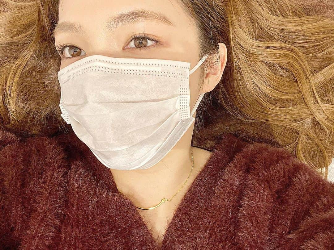 岩根沙恵子?さえみるさんのインスタグラム写真 - (岩根沙恵子?さえみるInstagram)「😷M A S U K U！ 緊急事態宣言がほとんどの県で解除されましたね！ しかし、第二波が怖いのでしっかりマスクして三密避けて過ごさなきゃ🥺💓 . 東京はまだまだ自粛です！ 今日のお昼はテイクアウトしにいこうかなっ🥡♡ マスクしていると日焼け止め塗ってすっぴんで行動できちゃうね🥺 . さて！ 朝はいちご食べたしプロテイン飲んだし(ビタミンとタンパク質を取れたので)お外に出る準備をしよう！ 午後も笑顔で頑張りましょう♥︎ . #マスク女子 #マスク着用 #おうち時間 #おうち時間を楽しもう #テイクアウト情報東京 #テイクアウトランチ #テイクアウトグルメ #masuku #三密避けて #朝フルーツ #管理栄養士 #栄養指導 #免疫強化 #たんぱく質摂取 #トレーニング女子 #筋トレ女子 #ヘルシーボディ #尻トレ女子 #ゴルフ女子 #すっぴん風メイク #色白女子 #マスク生活 #プロテイン女子 #takeoutlunch #写真で伝えたい事 #むちむち女子 #むちむちボディ #ワークアウト女子 ランチ後は #あつもり やろう！ #うちで過ごそう」5月15日 12時04分 - saemiltiii