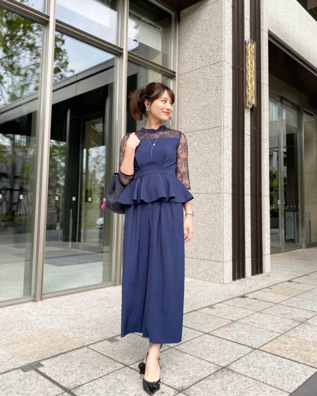 石井里奈さんのインスタグラム写真 - (石井里奈Instagram)「こんにちは☀️ . 今日は通勤コーデ🤓❤️ @ruirueboutique_official のネイビーのセットアップだよ💕 . 襟元のレースとパンツのサイドのレースがおしゃれでエレガントな感じに☀️ . 通勤でもフォーマルな場面でも使えるのが本当いい🙆‍♀️✨ 最近暑くてつい髪の毛結んじゃう！ . setup... @ruirueboutique_official  shoes... @dianashoespress  bag... @hermes . 社会人になる前に買ったエルメスのトート👜もう8年くらいになるけどずっと使えてます🙆‍♀️この時円高で安かったなぁ🥺✨ . 昨夜は、どうぶつの森で石の露天風呂と檜の露天風呂のゾーン作ってすっかり温泉旅行気分♨️完成したら載せよっ😘 ラスト金曜日、頑張りましょう❤️ . #りなまるコーデ #コーディネート #coordinate #通勤コーデ #ruirueboutique #ルイルエブティック #セットアップ #オフィスコーデ #オフィスカジュアル #フォーマルコーデ #お呼ばれコーデ #結婚式 #wedding #ファッション #レース #スーツ #スーツ女子 #スーツスタイル #suit #どうぶつの森 #あつまれどうぶつの森 #どう森 #あつ森 #youtube #ヘアアレンジ #アップヘア #ポニーテール #エルメス #hermes #温泉」5月15日 12時10分 - ri7tin1025