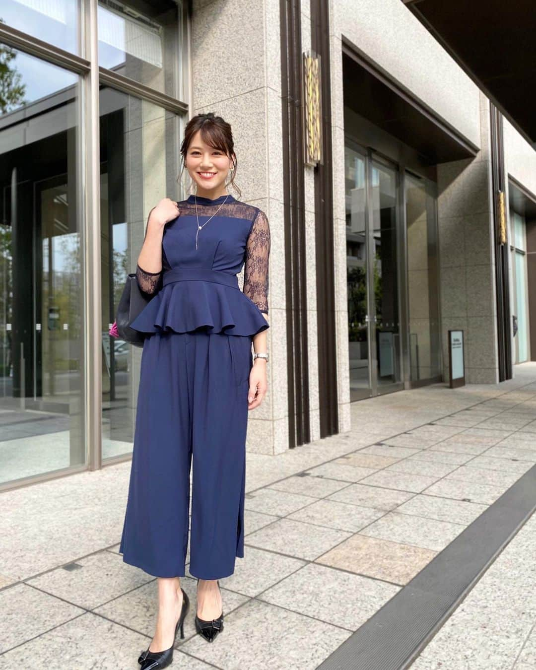 石井里奈さんのインスタグラム写真 - (石井里奈Instagram)「こんにちは☀️ . 今日は通勤コーデ🤓❤️ @ruirueboutique_official のネイビーのセットアップだよ💕 . 襟元のレースとパンツのサイドのレースがおしゃれでエレガントな感じに☀️ . 通勤でもフォーマルな場面でも使えるのが本当いい🙆‍♀️✨ 最近暑くてつい髪の毛結んじゃう！ . setup... @ruirueboutique_official  shoes... @dianashoespress  bag... @hermes . 社会人になる前に買ったエルメスのトート👜もう8年くらいになるけどずっと使えてます🙆‍♀️この時円高で安かったなぁ🥺✨ . 昨夜は、どうぶつの森で石の露天風呂と檜の露天風呂のゾーン作ってすっかり温泉旅行気分♨️完成したら載せよっ😘 ラスト金曜日、頑張りましょう❤️ . #りなまるコーデ #コーディネート #coordinate #通勤コーデ #ruirueboutique #ルイルエブティック #セットアップ #オフィスコーデ #オフィスカジュアル #フォーマルコーデ #お呼ばれコーデ #結婚式 #wedding #ファッション #レース #スーツ #スーツ女子 #スーツスタイル #suit #どうぶつの森 #あつまれどうぶつの森 #どう森 #あつ森 #youtube #ヘアアレンジ #アップヘア #ポニーテール #エルメス #hermes #温泉」5月15日 12時10分 - ri7tin1025