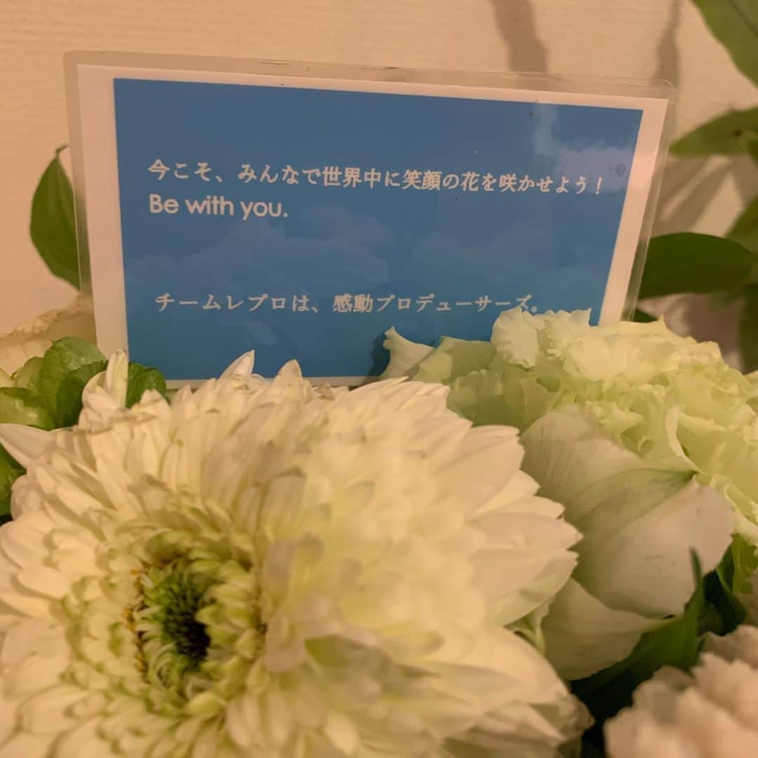 吉村美紀さんのインスタグラム写真 - (吉村美紀Instagram)「自粛生活の中、とっても素敵なお花が事務所から届きました！ 思いがけないプレゼントにとっても癒されました^_^  #enjoyhome #癒し #レプロエンタテインメント」5月15日 12時18分 - lespros_miki
