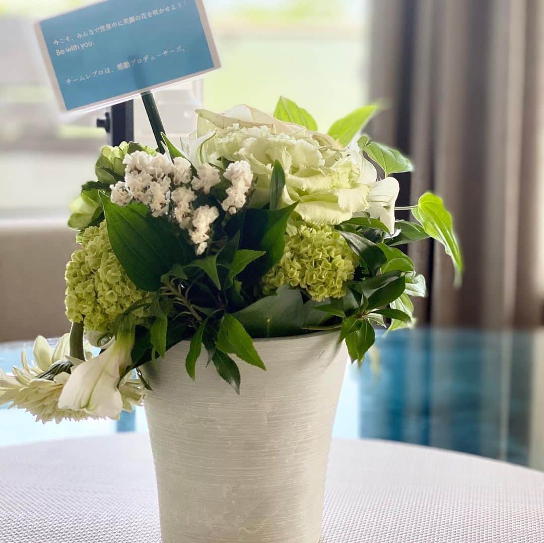吉村美紀のインスタグラム：「自粛生活の中、とっても素敵なお花が事務所から届きました！ 思いがけないプレゼントにとっても癒されました^_^  #enjoyhome #癒し #レプロエンタテインメント」