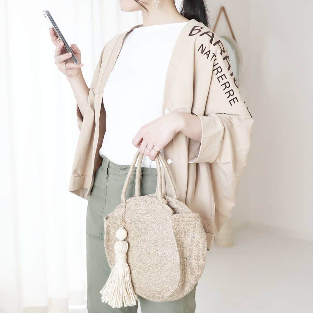 Eri Satoのインスタグラム：「beige×khakiコーデ · cardigan: @blancbasque · 前picの変形カーディガン☺️ 👉綿天竺カーディガン【BB01-904】 ロゴの位置が絶妙✨ @blancbasque のトップのURLから買えるのでぜひチェックしてね💛 · 今日は課題を取りに幼稚園へ 算数ばっかりやってたらひらがな忘れ始めてる···👦😂 · #blancbasque #ブランバスク#高身長コーデ#ママコーデ#カジュアルコーデ #春コーデ#fashion#ootd#outfit#code#coordinate#style#ファッション#コーディネート#コーデ#プチプラ#プチプラコーデ#シンプルコーデ#mamagirl#locari#partegram#カジュアル#お洒落さんと繋がりたい」