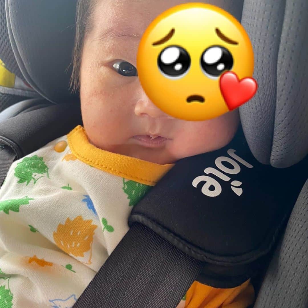 のインスタグラム：「1ヶ月検診のためにお初な外出 静かに寝てくれてます☺️」