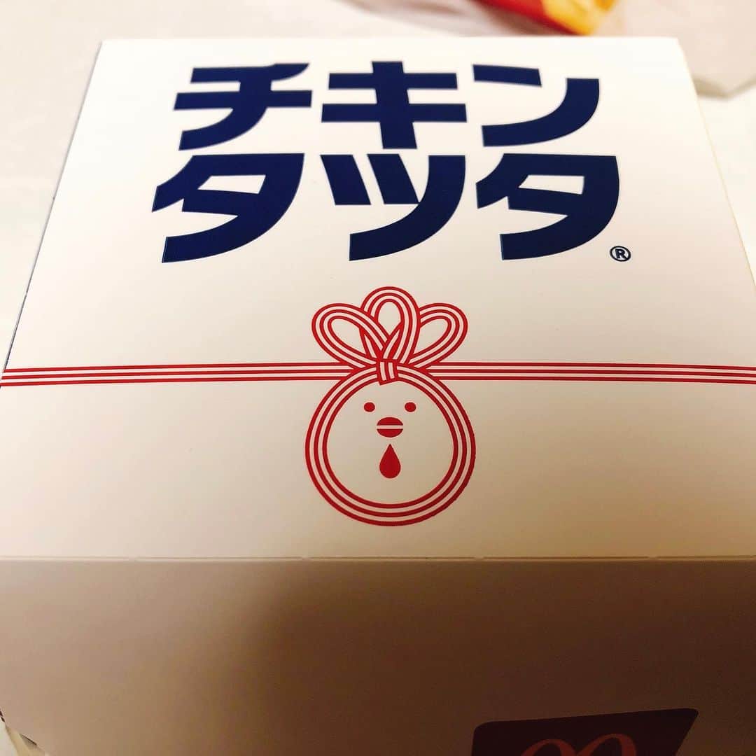 中恵光城のインスタグラム：「チキンタツターー✨🍔✨ ずっと「タツタ」じゃなくて「タッタ」だと思ってた、、、 ちなみにこれはノーマルタツタ‼️ めんたい味食べた人いるかなー？  #チキンタツタ #マクドナルド🍔🍟」