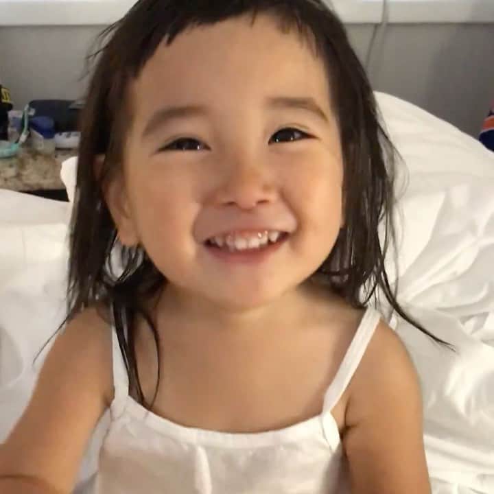 のインスタグラム：「2年前の可愛いすぎる動画😂🥰 コショコショ話してるのとか、カエルの歌が歌えない感じとか、可愛いが溢れている🥺( #親バカ ) . 昨夜は突然の夜中のインスタライブに来てくださった皆様ありがとうございました🥰 ライブ中に言っていた最近見つけた #日夕佳ムービー です☝️❤️ フォロワーさんとお話しできて楽しかったです！！😊 . そして　@trylab_okinawa のインスタライブを見に来てくださった方も🥺ありがとうございました❣️ すごく色々考えてやるのに、毎回なんかやらかす😫昨日も巻き込んでしまった方すみませんでした🙇‍♀️ #動画は2年前のteruya旅 #NYのホテル #日夕佳 #娘 #2歳 #インスタライブ #女の子」