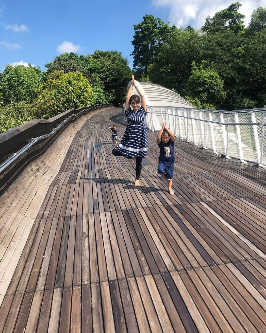 橋本麻里衣さんのインスタグラム写真 - (橋本麻里衣Instagram)「Henderson wave bridge..☺︎ ＊ ＊ 写真はサーキットブレーカー前のヘンダーソンウェーブブリッジ。ウッドデッキに吹く風が心地くよくてお散歩に◎。 ＊ ブリッジまでに階段があるのでベビーカーでは行きにくいのが難点ですが、シンガポールで最も高い位置にある歩道橋みたい。シンガポールのお気に入りスポットのひとつです☺︎ ＊ 以前ご紹介したオンラインヨガ@soelu_official では現在もキャンペーン実施中!！ ぜひおうち時間に、わたしの招待コード「20mari04」を入れて無料体験してみてください❤︎ キャンペーンコード→ 20mari04 #SOELU#SOELUな暮らし#ソエル#ていねいな暮らし#オンラインヨガ#おうちヨガ ＊ #singaporelife#sglocallife#lifeinsingapore#igsg#sgig#シンガポールライフ#シンガポール生活#シンガポール在住#シンガポール子育て#シンガポールおすすめ#お気に入りスポット#男の子のママ#生後16ヶ月#4歳#空中散歩#ヨガ#ヨガウエア#ボトムス：#eka @ekalosangelesjapan (CC040135) #二児ママ#海外生活 ☺︎」5月15日 12時34分 - mariihashimoto