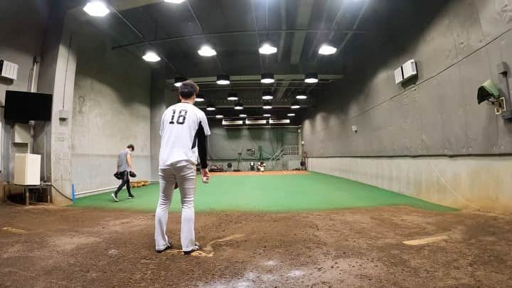 武田翔太のインスタグラム：「ピッチング⚾️ 前回よりは少し良いかな🔥 目線、ベクトル、リズム🙋‍♂️ ポイントはこの3つだけにしてます👍ポイントは多ければ多い程悩む。何事も選択枠は多ければ良いってもんじゃないと思ってます😳少ない程芯が通る🔥 ここからは余計な物(思考も含め)を削ぎ落として行く作業✂︎ #武田翔太#ピッチング#前進#選択枠#必要最低限#溢れた思考回路は迷いに繋がる#余計な物を削ぎ落として行く作業🔥」