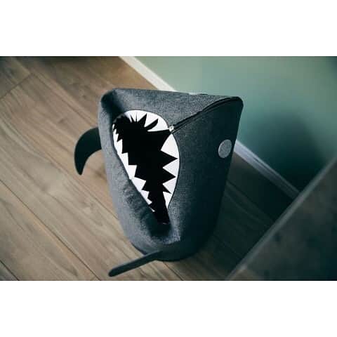 ヴィレッジヴァンガードオンラインストアさんのインスタグラム写真 - (ヴィレッジヴァンガードオンラインストアInstagram)「サメ型折りたたみ収納〈ライトグレー〉﻿ ﻿ 全体がフェルトで出来ているので、軽量で使わない時には小さく折りたためます。﻿ 洗面所でランドリーバスケットとしても、遊び感覚でお片付けできる子供のおもちゃ収納にも。﻿ サメのお口にポイポイ入れちゃいましょう🦈﻿ ﻿ #インテリア﻿ #インテリアコーディネート﻿ #収納﻿ #ランドリーバスケット﻿ #アニマル収納﻿ #おしゃれな部屋﻿ #おしゃれな家具﻿ #さめ﻿ #サメ﻿ #ヴィレヴァン﻿ #ヴィレッジヴァンガード﻿ ﻿」5月15日 12時39分 - village_vanguard