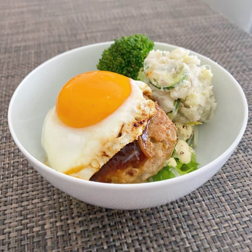 中倉隆道さんのインスタグラム写真 - (中倉隆道Instagram)「. ロコモコ丼🍚 . お昼は昨夜作り置きしておいた ハンバーグを焼いてロコモコー♬😋✨ . 白米は無しで下は水菜サラダ🥗 . . おいしゅーございました☺️🙏 . 午後も頑張りましょー♬ . . #ロコモコ #ロコモコ丼 #ランチ #昼ご飯  #男子ゴハン #おうちごはん #lunch #ダイエット #diet #ダイエットメニュー #ありものごはん」5月15日 12時41分 - ryudo.tokyo