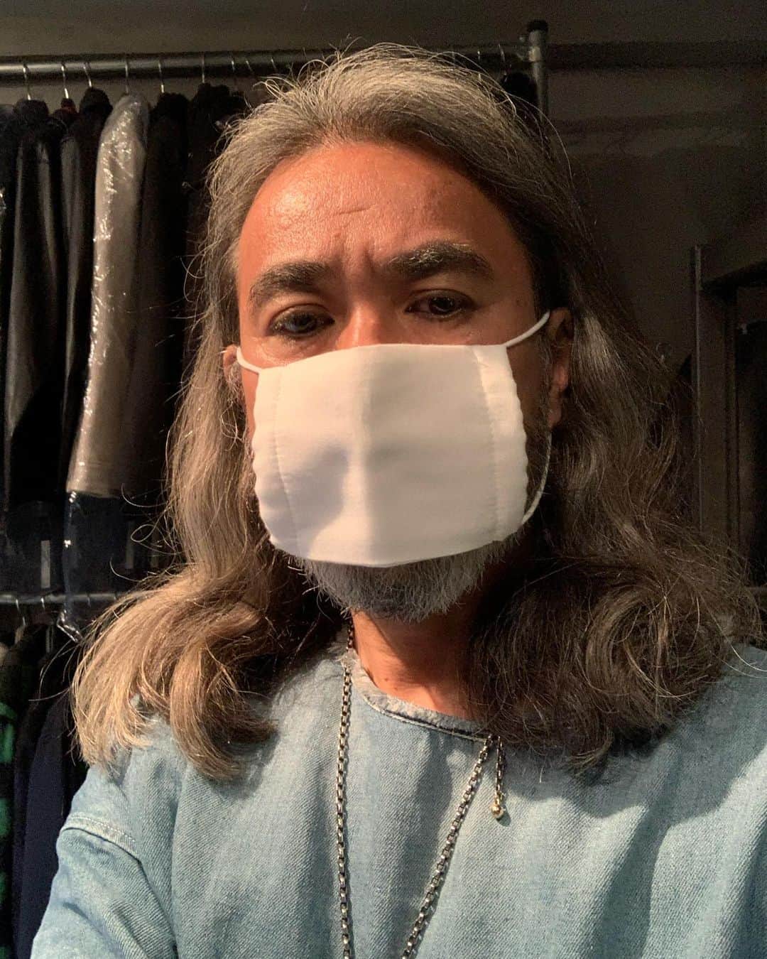杉原勇武のインスタグラム：「アベノマスク届きました。 俺には小ちゃ過ぎるやろ❗️ アゴ出とるし❗️」