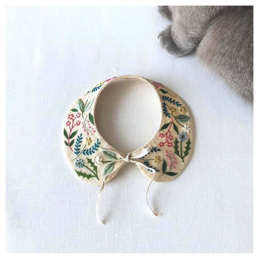 樋口愉美子さんのインスタグラム写真 - (樋口愉美子Instagram)「. Her collar 🐈 先日の図案は、猫用の小さな付け襟になりました。 . . #collar #catcollar #cataccessories #embroidery #catsinstagram #catinstagram #fashion #kittenoftheday #cat #つけ襟 #樋口ボナ #刺繍と猫 #ものづくり #手づくり #刺繍 #手芸 . . 3枚目の撮影は @higuccini」5月15日 18時08分 - yumikohiguchi