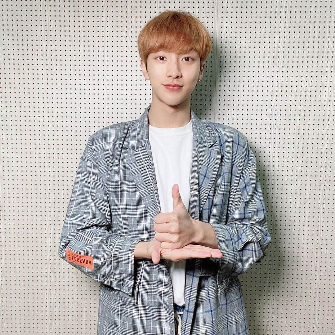 유희도のインスタグラム：「20.05.15/금 코로나 19로 인해 많은 분들이 어려움을 겪고 있는 지금 최전선에서 열심히 싸워주고 계신 용감한 의료진 및 봉사자 분들께 존경을 표하고 그 분들의 노고에 진심으로 감사드립니다.  참여 할 수 있게 해준 소야누나 @soya_42 고마워요 ~ #덕분에챌린지 이어서 지목 할 분은 @holland_vvv  태서비 @sol_s7ill 윤소리 입니다 ❗️ 모두 힘내세요 !! 빠이팅 !!」