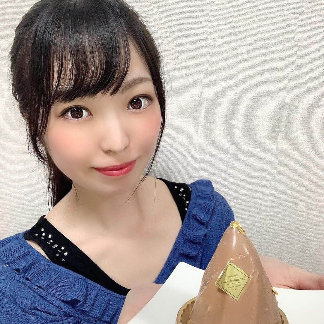 白井佑奈さんのインスタグラム写真 - (白井佑奈Instagram)「. . 恵比寿に本店を構える『パティスリーレザネフォール』さんのモンブラン🎂 . . なんで人って美味しいものを食べるとこんなに笑顔になれるのかなぁ？🙊💕 . 『笑う門には福来る』って本当にその言葉通りだなぁって思います😌 . . モンブラン(580円) 珍しい形の滑らかなマロンクリーム！ その下には2種類のクリームがたっぷり🥺 . 食感フェチにはたまらない、底がパイ生地なの✨ サクサクな食感がアクセントになるから、全ての層を一緒に頬張るのが🙆‍♀️💗 . . 口のなかでとろけました🤤✨ . . . . . プロフィールリンクはこちら👉 @yuna_smile0130 . . . #白井佑奈 #yunashirai #shiraiyuna #レザネフォール #パティスリーレザネフォール #恵比寿 #恵比寿グルメ #恵比寿カフェ #恵比寿スイーツ #中野グルメ #中野カフェ #モンブラン #ポトレ女子 #被写体モデル #撮影モデル #作品撮り #ファインダー越しの世界 #被写体になります #カメラマンさん募集 #被写体サーチ #グルメな人と繋がりたい #カフェ巡り好きな人と繋がりたい #スイーツ好きな人と繋がりたい #japanesegirl #followｍe #japanesemodel  #sweet #patisserie #tokyo」5月15日 18時12分 - yuna_smile0130