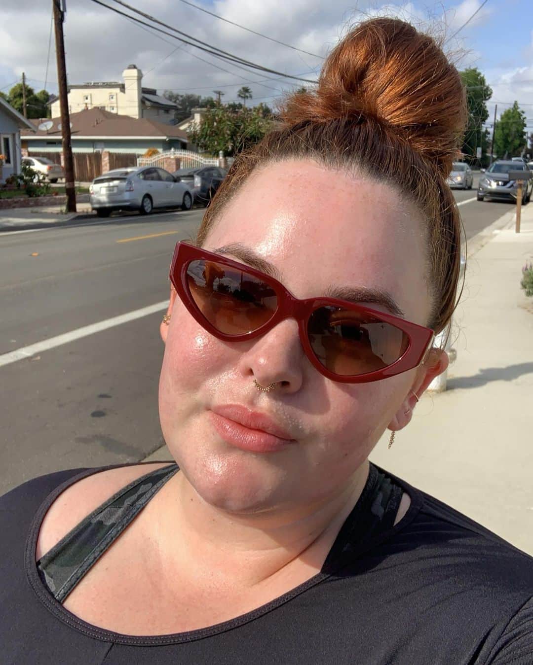 テス・ホリデーさんのインスタグラム写真 - (テス・ホリデーInstagram)「So many people look to me for advice on how to love yourself. It’s a lot of pressure, & I’m not complaining but I definitely don’t always show love to myself, or have all the answers. That doesn’t mean I don’t fundamentally love who I am, although its okay to have days where you don’t love yourself too. It just means that shit is complicated & complex & sometimes it’s much easier to show up for others instead of yourself. 🤷🏻‍♀️ However, today, I showed up for myself & showed myself love by moving my body & I’m covered in dog hair (in the video, swipe for it) bc I got to pet a cute dog on my walk. 🥺 Whatever stage you are at in your self love journey, please know that it’s not always easy. It’s not glamorous & it’s work, but you got it. We got this!」5月15日 12時44分 - tessholliday