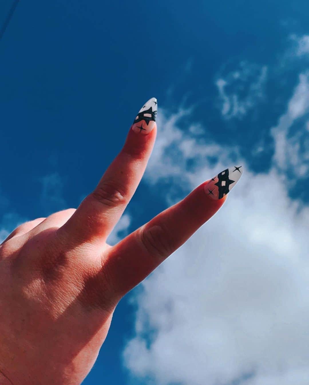 テス・ホリデーさんのインスタグラム写真 - (テス・ホリデーInstagram)「So many people look to me for advice on how to love yourself. It’s a lot of pressure, & I’m not complaining but I definitely don’t always show love to myself, or have all the answers. That doesn’t mean I don’t fundamentally love who I am, although its okay to have days where you don’t love yourself too. It just means that shit is complicated & complex & sometimes it’s much easier to show up for others instead of yourself. 🤷🏻‍♀️ However, today, I showed up for myself & showed myself love by moving my body & I’m covered in dog hair (in the video, swipe for it) bc I got to pet a cute dog on my walk. 🥺 Whatever stage you are at in your self love journey, please know that it’s not always easy. It’s not glamorous & it’s work, but you got it. We got this!」5月15日 12時44分 - tessholliday