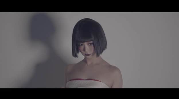 まりゑさんのインスタグラム写真 - (まりゑInstagram)「🍣🗻今夜8時👘🇯🇵 去年の晩夏の頃合いに、謎に包まれた嫁入り姿で作品撮りをした模様のメイキングをお届け。  ものづくりは、楽しい。 またやりたひなぁ。 8時。まりゑ動画にて🌹  camera:Yukisuke Hushimi costume:Tomoko Miyazaki hairmakeup:NAYA moviecamera:Yuta Takahashi model:Marie  #まりゑ動画  #YouTube #まりゑ #晩夏 #作品撮り #日本 #着物 #着物ドレス #白無垢 #おかっぱ #昭和レトロ  #撮影  #japan #japanese #kimono #kimonostyle  #kimonodress  #shooting #photography #artworks #🇯🇵」5月15日 12時46分 - manmarumarie