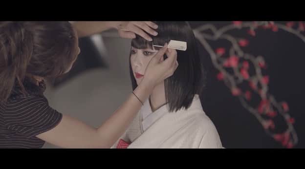 まりゑさんのインスタグラム写真 - (まりゑInstagram)「🍣🗻今夜8時👘🇯🇵 去年の晩夏の頃合いに、謎に包まれた嫁入り姿で作品撮りをした模様のメイキングをお届け。  ものづくりは、楽しい。 またやりたひなぁ。 8時。まりゑ動画にて🌹  camera:Yukisuke Hushimi costume:Tomoko Miyazaki hairmakeup:NAYA moviecamera:Yuta Takahashi model:Marie  #まりゑ動画  #YouTube #まりゑ #晩夏 #作品撮り #日本 #着物 #着物ドレス #白無垢 #おかっぱ #昭和レトロ  #撮影  #japan #japanese #kimono #kimonostyle  #kimonodress  #shooting #photography #artworks #🇯🇵」5月15日 12時46分 - manmarumarie