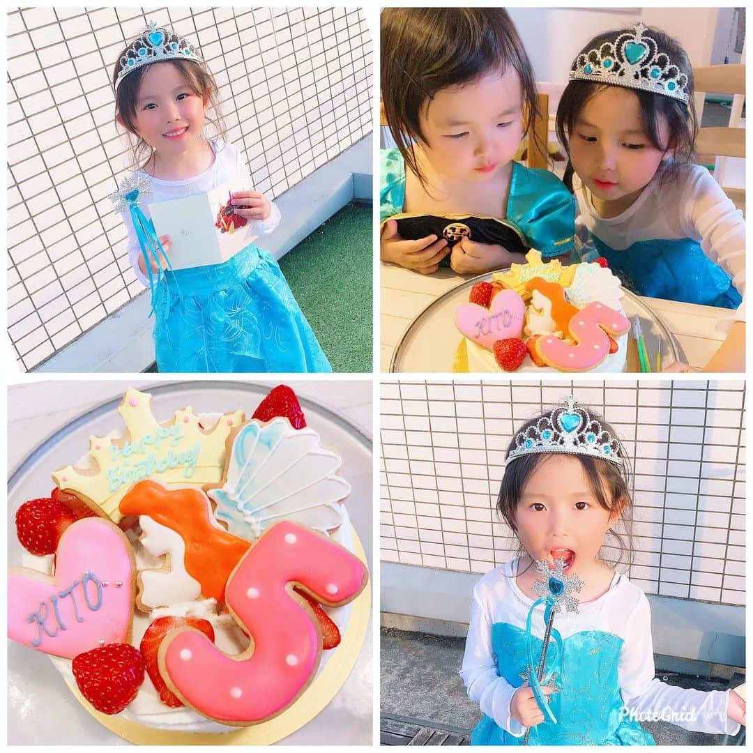 神谷美伽のインスタグラム：「昨日は長女の誕生日でした🎂しっかり者で、最近では妹の身体も髪も全部洗ってくれる！🛀ママ助かってます😘♡5歳も笑顔溢れる１年になりますように♡♡♡ #少し遅れたプリンセスブーム#エルサコスプレ#アナ雪 #アリエル#5歳#おめでとう#birthday #姉妹」