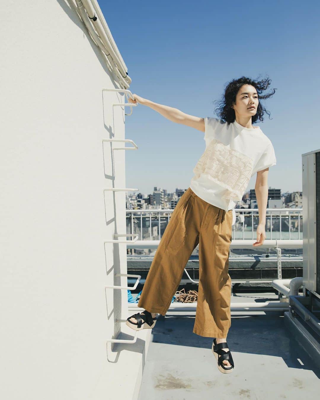 ネ・ネットのインスタグラム：「【 レイヤードジャージ ¥13,000+tax 】  レースビスチェのレイヤードスタイルが１枚で決まる、便利なカットソーアイテム。 レースはブロックモチーフやフラワー柄をドッキングしたオリジナルで、甘くなり過ぎずカジュアルな印象に。  #ネネット #nenet #新作 #new #spring #summer #2020 #collection #fashion #tokyo #japan #大人カジュアル #大人ネネット #otona_nenet  #レース #ビスチェ #レイヤード #フラワー」