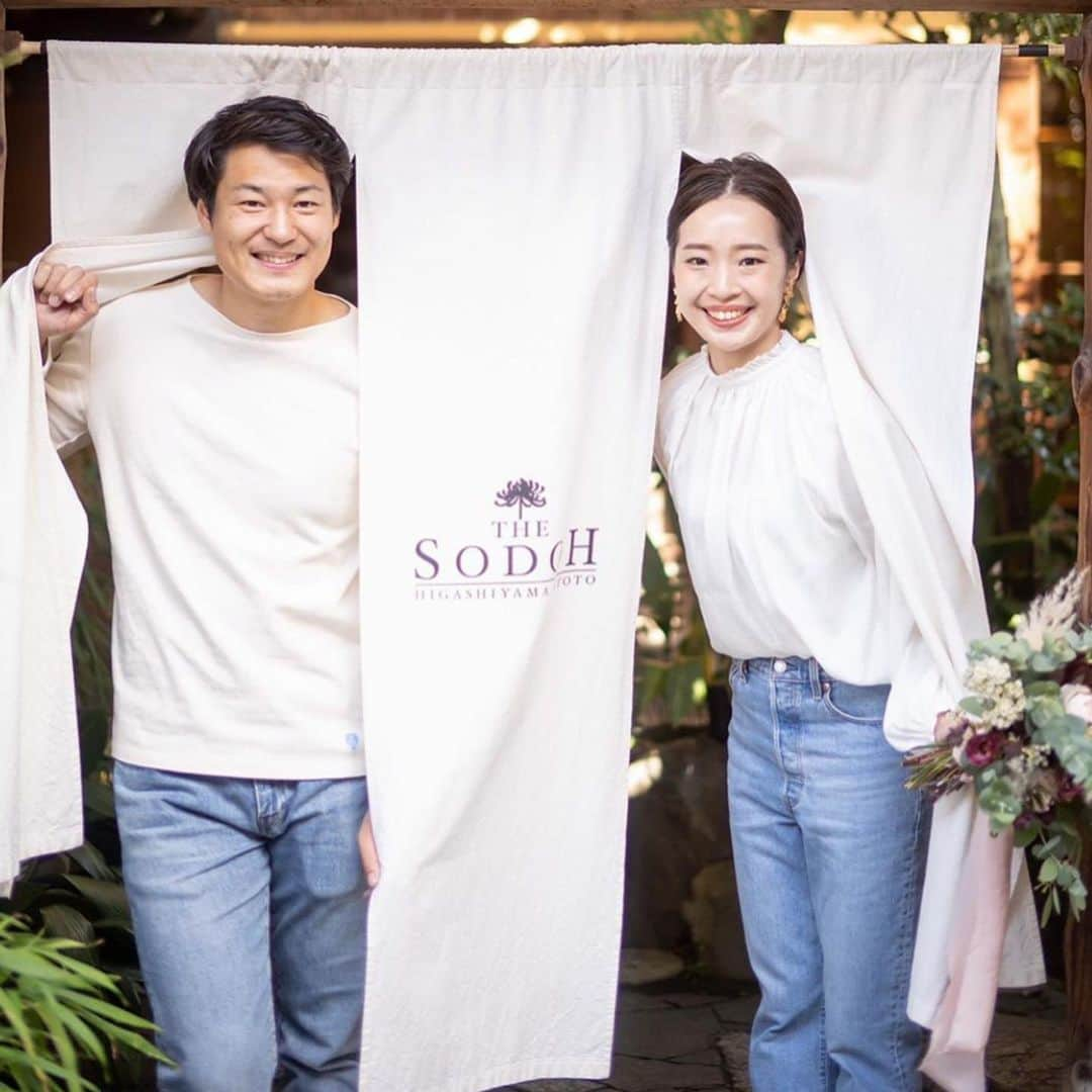 THE SODOH WEDDING OFFICIALさんのインスタグラム写真 - (THE SODOH WEDDING OFFICIALInstagram)「. . @sodoh_wedding . 「打合せに行くのも楽しみ」  SODOHにお打合せにお越しいただく新郎新婦様が 必ずおっしゃる言葉です。  SODOHは「THE 京都」が一番感じられる観光地 東山エリアに位置しており 京都の中でも国宝級の寺院仏閣がたくさん残されています。  またSODOHのお庭から綺麗に見える 法観寺「八坂の塔」は東山のシンボル的存在です。  せっかくSODOHにお越しいただくので ウェディングプランナーとのお打ち合わせで ご結婚式のイメージを膨らませた後は 是非、東山巡りをしてみてください  例えば 春はねねの道の桜を見てお花見気分を味わったり 夏はお抹茶のアイスやかき氷を食べに行かれたり 秋は人力車に乗って紅葉であふれる 東山エリアを堪能されたり 冬は温かい湯豆腐を食べに行かれたり お寺や神社にてお詣りされたりするのもいいですね。  今だからこそ、お打合せが始まったら 行ってみたい場所をイメージしてみては いかがでしょうか。  皆様がご安心してSODOHにお越しいただけます日を スタッフ一同願っております。  ｰｰｰｰｰｰｰｰｰｰｰｰｰｰｰｰｰｰｰｰｰ . ▼オンラインフェアのご予約は インスタグラムのTOPからCHECK✔︎ >>> @sodoh_wedding . #sodoh花嫁 #thesodohhigashiyamakyoto #ザソウドウ東山京都 #sodoh #weddingdress #dress #kyoto #wedding #thetreatdressing #プレ花嫁 #卒花嫁 #結婚準備 #式場探し#卒花嫁 #関西花嫁 #京都花嫁 #京都結婚式#東山 #京都観光 #五重塔 #観光#紅葉」5月15日 13時00分 - sodoh_wedding