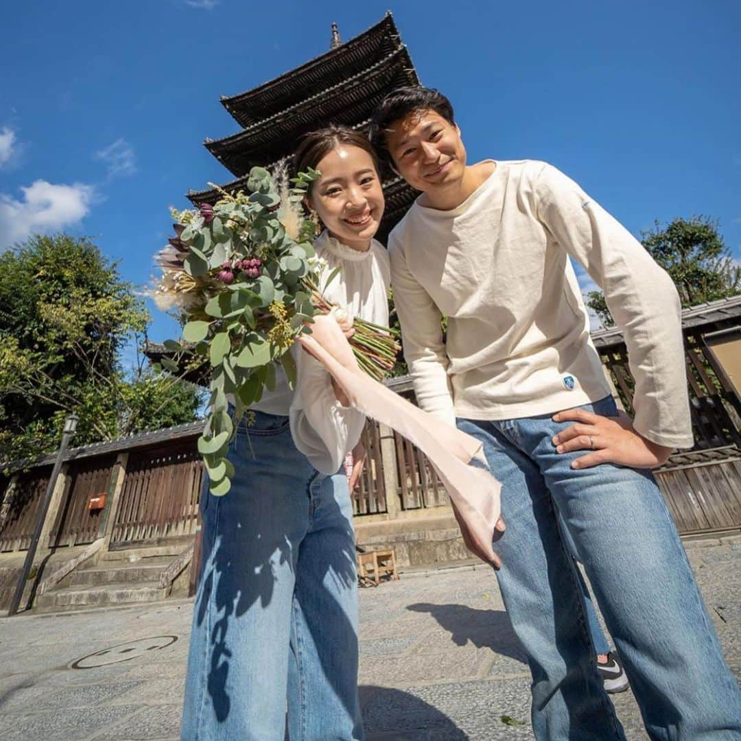 THE SODOH WEDDING OFFICIALさんのインスタグラム写真 - (THE SODOH WEDDING OFFICIALInstagram)「. . @sodoh_wedding . 「打合せに行くのも楽しみ」  SODOHにお打合せにお越しいただく新郎新婦様が 必ずおっしゃる言葉です。  SODOHは「THE 京都」が一番感じられる観光地 東山エリアに位置しており 京都の中でも国宝級の寺院仏閣がたくさん残されています。  またSODOHのお庭から綺麗に見える 法観寺「八坂の塔」は東山のシンボル的存在です。  せっかくSODOHにお越しいただくので ウェディングプランナーとのお打ち合わせで ご結婚式のイメージを膨らませた後は 是非、東山巡りをしてみてください  例えば 春はねねの道の桜を見てお花見気分を味わったり 夏はお抹茶のアイスやかき氷を食べに行かれたり 秋は人力車に乗って紅葉であふれる 東山エリアを堪能されたり 冬は温かい湯豆腐を食べに行かれたり お寺や神社にてお詣りされたりするのもいいですね。  今だからこそ、お打合せが始まったら 行ってみたい場所をイメージしてみては いかがでしょうか。  皆様がご安心してSODOHにお越しいただけます日を スタッフ一同願っております。  ｰｰｰｰｰｰｰｰｰｰｰｰｰｰｰｰｰｰｰｰｰ . ▼オンラインフェアのご予約は インスタグラムのTOPからCHECK✔︎ >>> @sodoh_wedding . #sodoh花嫁 #thesodohhigashiyamakyoto #ザソウドウ東山京都 #sodoh #weddingdress #dress #kyoto #wedding #thetreatdressing #プレ花嫁 #卒花嫁 #結婚準備 #式場探し#卒花嫁 #関西花嫁 #京都花嫁 #京都結婚式#東山 #京都観光 #五重塔 #観光#紅葉」5月15日 13時00分 - sodoh_wedding