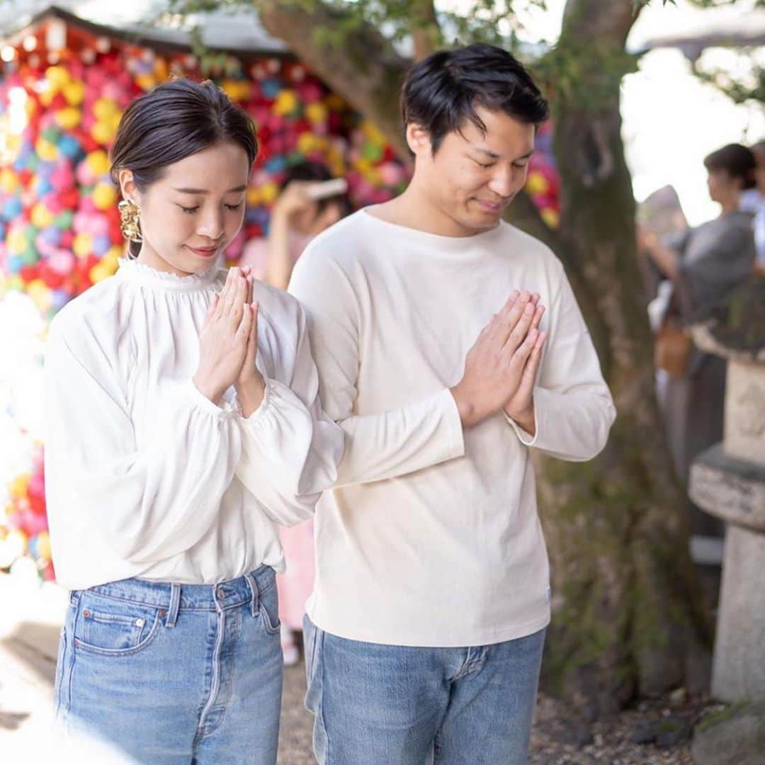 THE SODOH WEDDING OFFICIALさんのインスタグラム写真 - (THE SODOH WEDDING OFFICIALInstagram)「. . @sodoh_wedding . 「打合せに行くのも楽しみ」  SODOHにお打合せにお越しいただく新郎新婦様が 必ずおっしゃる言葉です。  SODOHは「THE 京都」が一番感じられる観光地 東山エリアに位置しており 京都の中でも国宝級の寺院仏閣がたくさん残されています。  またSODOHのお庭から綺麗に見える 法観寺「八坂の塔」は東山のシンボル的存在です。  せっかくSODOHにお越しいただくので ウェディングプランナーとのお打ち合わせで ご結婚式のイメージを膨らませた後は 是非、東山巡りをしてみてください  例えば 春はねねの道の桜を見てお花見気分を味わったり 夏はお抹茶のアイスやかき氷を食べに行かれたり 秋は人力車に乗って紅葉であふれる 東山エリアを堪能されたり 冬は温かい湯豆腐を食べに行かれたり お寺や神社にてお詣りされたりするのもいいですね。  今だからこそ、お打合せが始まったら 行ってみたい場所をイメージしてみては いかがでしょうか。  皆様がご安心してSODOHにお越しいただけます日を スタッフ一同願っております。  ｰｰｰｰｰｰｰｰｰｰｰｰｰｰｰｰｰｰｰｰｰ . ▼オンラインフェアのご予約は インスタグラムのTOPからCHECK✔︎ >>> @sodoh_wedding . #sodoh花嫁 #thesodohhigashiyamakyoto #ザソウドウ東山京都 #sodoh #weddingdress #dress #kyoto #wedding #thetreatdressing #プレ花嫁 #卒花嫁 #結婚準備 #式場探し#卒花嫁 #関西花嫁 #京都花嫁 #京都結婚式#東山 #京都観光 #五重塔 #観光#紅葉」5月15日 13時00分 - sodoh_wedding