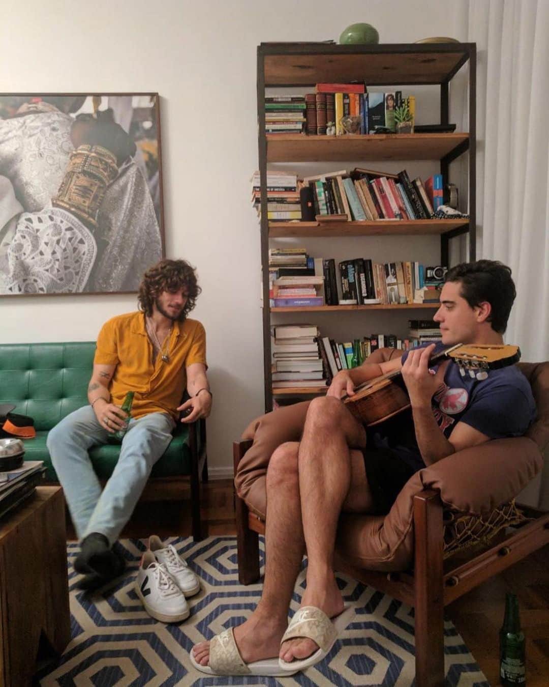 Chay Suedeのインスタグラム：「Um #tbt especial. Meu irmão do coração puro e sorriso lindo, sempre disposto a enxergar o melhor em todo mundo. Você merece ser feliz, porque essencialmente faz o possível pra que quem está perto de você seja e esteja feliz. To com saudade e não vejo a hora de colocar no mundo as músicas que fizemos juntos, jajá. Feliz niversário, @ropeirao, que Deus abençoe e guarde você e sua família, que também é minha. Te amo!」