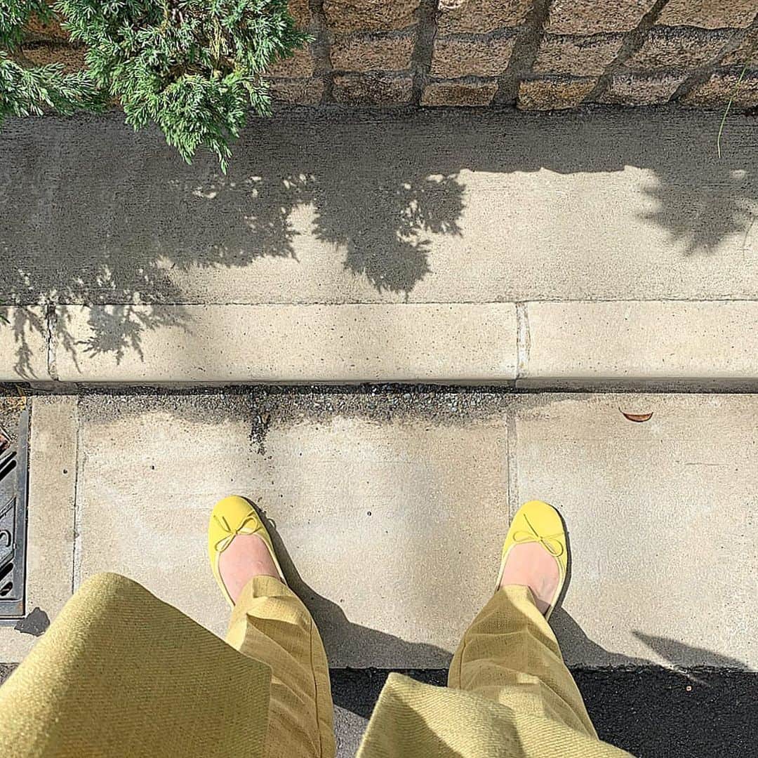 前山奈津巴さんのインスタグラム写真 - (前山奈津巴Instagram)「. . どうやらイエローな気分な春💛💛 . 初めてのバレエシューズもイエローにしてみました✌🏻 . びっくりするくらい履きやすくて これは歩き疲れなそう。。。嬉しい🥺💭 . ペタンコ靴はかわいいなぁ〜。 . サイズもカラーも幅広いので オンラインストアで チェックしてみて下さい。。💛💛 . @me_shoes_official . #mebyhills #ミーバイヒルズ #PR . #ootd #code #shoes #shoestagram #오오티디 #코디스타그램 #전신샷」5月15日 12時52分 - natsuha_maeyama