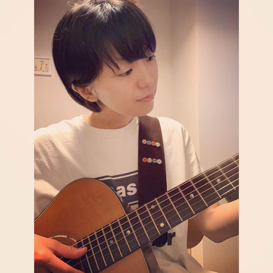熊木杏里のインスタグラム：「良いお天気です。 心だけ飛ばして、ギターを。 僕の髪が〜肩まで伸びて〜 君と同じに〜 (髪伸びますよね笑)」