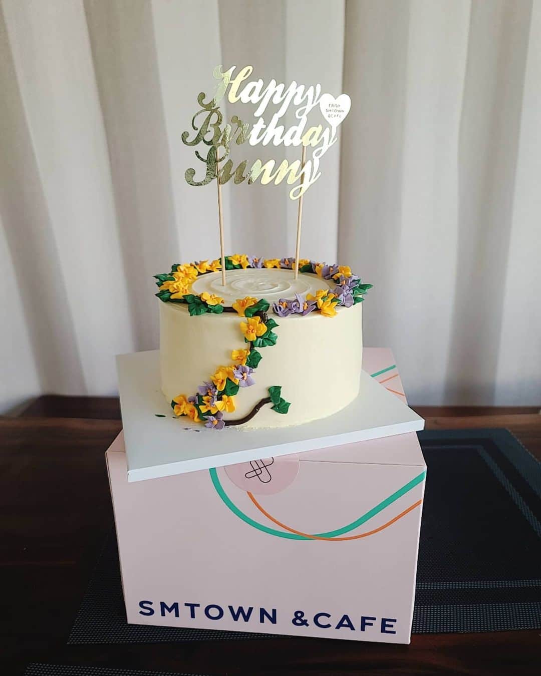 サニー のインスタグラム：「생일 축하 감사합니다~!!!! 저의 소원은 내사람들 맘과 몸의 건강입니다~!! 매년 최고의 생일을 만들어줘서 고마워요♡ 매일을 생일처럼 행복하게 지낼께용!! 감사합니다~~!!!!!!!」